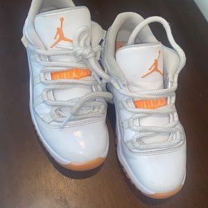 Girls white and orange Jordan’s fair condition. 🧡 ⚪️